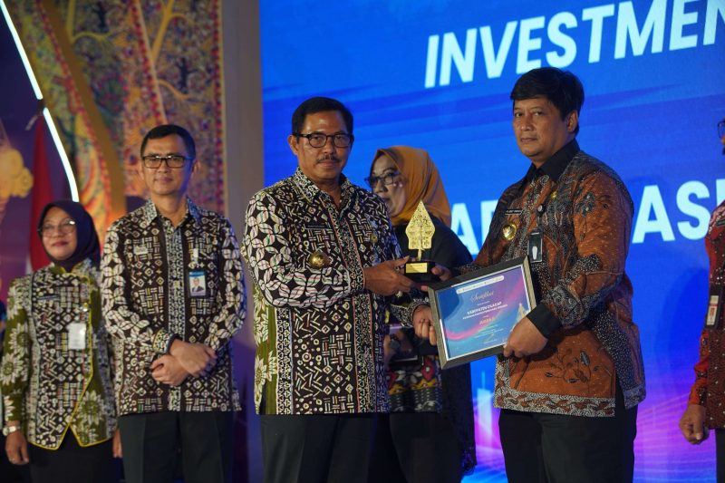 Kepala Perwakilan BI Jateng, Rahmat Dwisaputra (dua dari kiri) menghadiri pengumuman pemenang kompetisi Investment Challenge dalam Central Java Investment Business Forum(CJIBF) 2024 di Batang, 28-29 Oktober 2024. (Foto: BI Jateng)