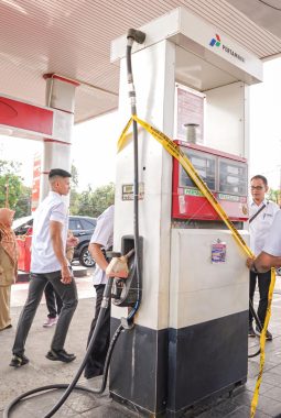 Menteri Perdagangan dan Dirut Pertamina Patra Niaga Tinjau SPBU Sleman Yang Di Segel