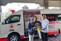 BI Jateng serahkan bantuan satu unit mobil ambulance ke PMI kota Semarang.
