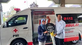 BI Jateng serahkan bantuan satu unit mobil ambulance ke PMI kota Semarang.