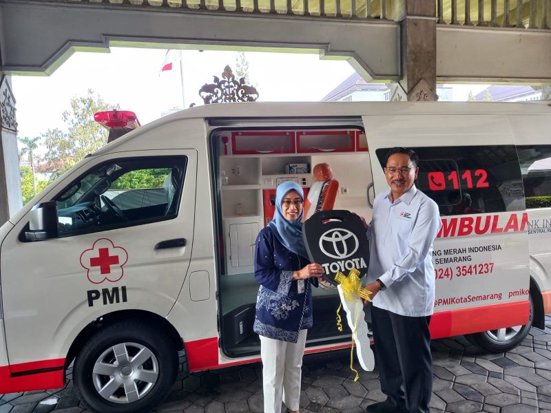 BI Jateng serahkan bantuan satu unit mobil ambulance ke PMI kota Semarang.