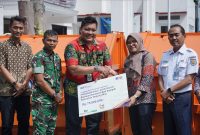 KAI Daop 4 Serahkan bantuan kontsiner sampah untuk kelurahan Tsnjung Emas.