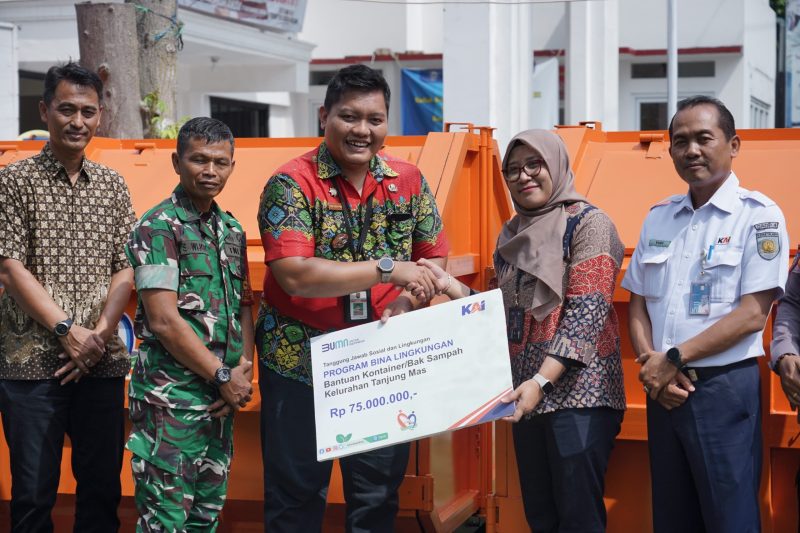 KAI Daop 4 Serahkan bantuan kontsiner sampah untuk kelurahan Tsnjung Emas.