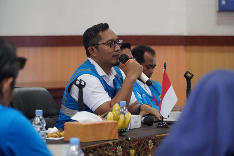 Manager PLN UP3 Yogyakarta, menyambut kehadiran peserta Touring MG EVC di kantor PLN UP3 Yogyakarta pada Sabtu (22/11/2024)