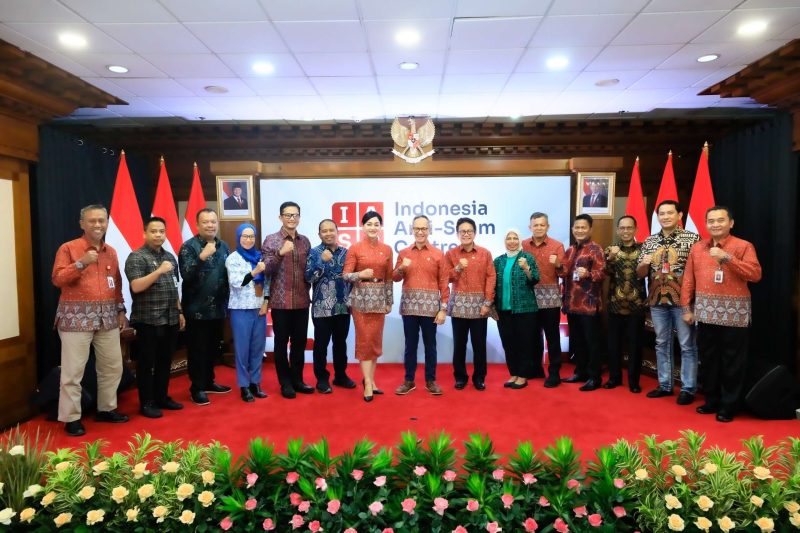 OJK meluncurkan forum Indonesia Anti-Scam Centre(IASC) di kantor setempat, Jumat(22/11/2024). (Foto: OJK).