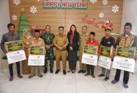 Pj Bupati Magelang, Sepyo Achanto di dampingi Dandim 0705/Magelang, Jarot Susanto dan Pemimpin Bank Jateng Cabang Mungkid, Norma Yashinta menyerahkan bantuan program percepatan penanganan pengentasan kemiskinan untuk pembangunan sanitasi jamban. 