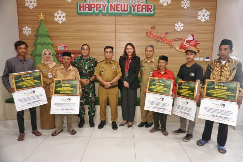 Pj Bupati Magelang, Sepyo Achanto di dampingi Dandim 0705/Magelang, Jarot Susanto dan Pemimpin Bank Jateng Cabang Mungkid, Norma Yashinta menyerahkan bantuan program percepatan penanganan pengentasan kemiskinan untuk pembangunan sanitasi jamban. 