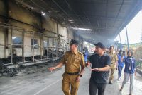 Pj Bupati Magelang, Sepyo Achanto, saat meninjau lokasi kebakaran pabrik garmen PT Anugerah Abadi Magelang (AAM), di Desa Girirejo, Kecamatan Tempuran, Senin (9/12/2024).