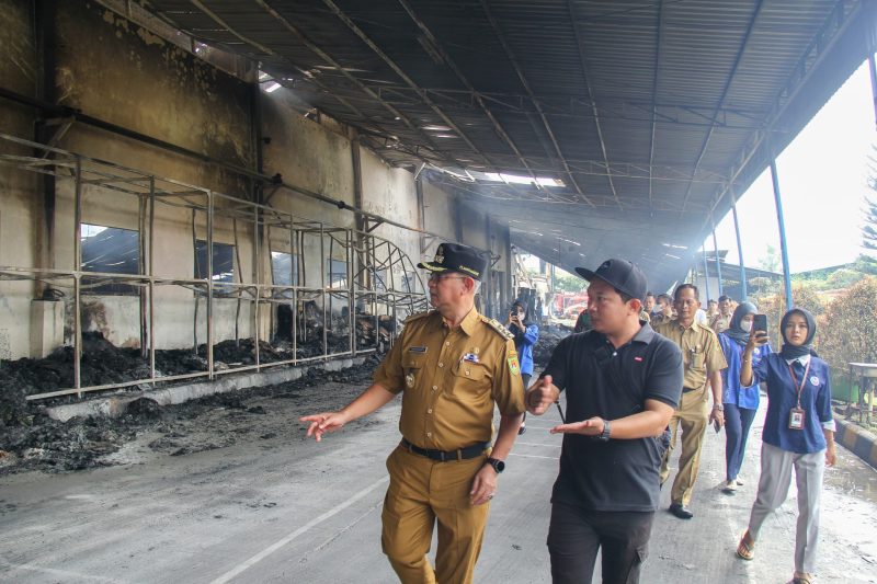 Pj Bupati Magelang, Sepyo Achanto, saat meninjau lokasi kebakaran pabrik garmen PT Anugerah Abadi Magelang (AAM), di Desa Girirejo, Kecamatan Tempuran, Senin (9/12/2024).