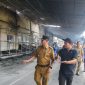Pj Bupati Magelang, Sepyo Achanto, saat meninjau lokasi kebakaran pabrik garmen PT Anugerah Abadi Magelang (AAM), di Desa Girirejo, Kecamatan Tempuran, Senin (9/12/2024).