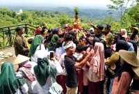 Grebeg gunungan sedekah bumi warga Dusun Kurahan, Karangrejo, Kecamatan Borobudur Kabupaten Magelang di puncak bukit Punthuk Setumbu, Senin (23/12).

