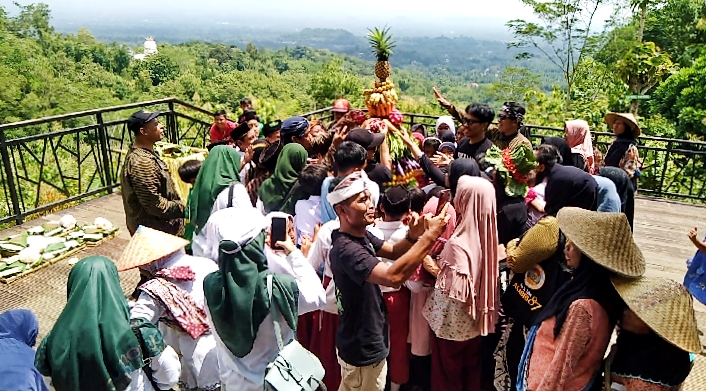 Grebeg gunungan sedekah bumi warga Dusun Kurahan, Karangrejo, Kecamatan Borobudur Kabupaten Magelang di puncak bukit Punthuk Setumbu, Senin (23/12).
