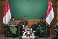 Wakil Gubernur Akmil, Brigjen TNI Sapto Widhi Nugroho saat menerima Letnan Garran Mathew Yap di Ruang Tamu Kehormatan Graha Utama Akmil, Selasa (3/12/2024).