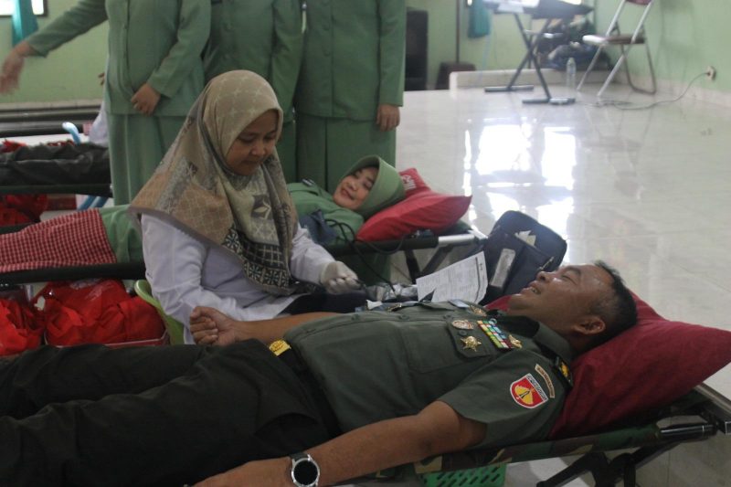 Kaajendam IV/Diponegoro Kolonel Caj Yudi Wahyudi, melaksanakan Donor Darahh di Aula Vijaya Kusuma Ajendam IV/Diponegoro, pada Senin (9/12/2024).