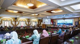 Pj Gubernur Jawa Tengah, Nana Sudjana, menerima kunjungan Baleg Dewan Perwakilan Rakyat (DPR) RI, dalam rangka Sosialisasi Program Legislasi Nasional (Prolegnas) RUU Tahun 2025-2029 dan RUU Prioritas 2025, di Kantor Gubernur Jateng, Jumat (27/12/2024).
