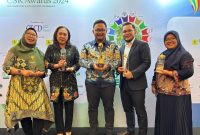 Dari kiri ke kanan : PIC TJSL PLN UP3 Yogyakarta Rachmawaty, Manager PLN UP3 Sukoharjo Indri Megananda, AMN TJSL PLN UID JTY Nurbowo D. Arindra, Manager PLN UP3 Pekalongan Nurhidayanto Nugroho, AMN Keuangan dan Umum PLN UP3 Magelang Azizah Kusumaningrum saat menerima penganugerahan ICA dan ISDA Awards di Jakarta (28/11).