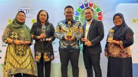 Dari kiri ke kanan : PIC TJSL PLN UP3 Yogyakarta Rachmawaty, Manager PLN UP3 Sukoharjo Indri Megananda, AMN TJSL PLN UID JTY Nurbowo D. Arindra, Manager PLN UP3 Pekalongan Nurhidayanto Nugroho, AMN Keuangan dan Umum PLN UP3 Magelang Azizah Kusumaningrum saat menerima penganugerahan ICA dan ISDA Awards di Jakarta (28/11).