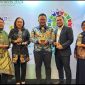 Dari kiri ke kanan : PIC TJSL PLN UP3 Yogyakarta Rachmawaty, Manager PLN UP3 Sukoharjo Indri Megananda, AMN TJSL PLN UID JTY Nurbowo D. Arindra, Manager PLN UP3 Pekalongan Nurhidayanto Nugroho, AMN Keuangan dan Umum PLN UP3 Magelang Azizah Kusumaningrum saat menerima penganugerahan ICA dan ISDA Awards di Jakarta (28/11).