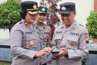 Wakapolres Temanggung, Kompol Ana Setiyarti (kiri) bersama jajaran Propam, melakukan pengecekan handphone milik anggota Polri, (Sabtu/9/12/24).