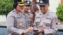 Wakapolres Temanggung, Kompol Ana Setiyarti (kiri) bersama jajaran Propam, melakukan pengecekan handphone milik anggota Polri, (Sabtu/9/12/24).
