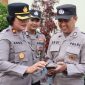 Wakapolres Temanggung, Kompol Ana Setiyarti (kiri) bersama jajaran Propam, melakukan pengecekan handphone milik anggota Polri, (Sabtu/9/12/24).