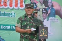 Kepala Ajudan Jenderal (Ajen) Kodam IV/Diponegoro, Kolonel Caj Yudi Wahyudi, memberikan sambutan saat bakti sosial di Desa Banjarpanepen Kecamatan Sumpiuh, Kabupaten Banyumas, Sabtu (7/12/2024).