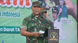 Kepala Ajudan Jenderal (Ajen) Kodam IV/Diponegoro, Kolonel Caj Yudi Wahyudi, memberikan sambutan saat bakti sosial di Desa Banjarpanepen Kecamatan Sumpiuh, Kabupaten Banyumas, Sabtu (7/12/2024).