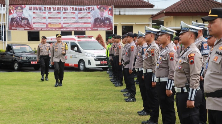 Kapolres Wonosobo, AKBP Donny Lumbantoruan memimpin apel kesiap siagaan bencana.