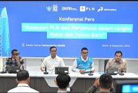 Direktur Utama PLN, Darmawan Prasodjo membeberkan persiapannya jelang Nataru dalam konferensi pers bersama Staf Khusus Menteri BUMN, Arya Sinulingga dan Direktur Utama PT Pertamina (Persero), Aloysius Simon Mantiri yang digelar di Media Center Kementerian BUMN, Senin (9/12).
