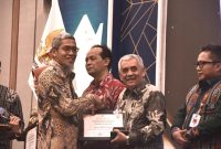 Sekda Wonosobo, One Andang Wardoyo saat menerima penghargaan pada Malam Penganugerahan Keterbukaan Informasi Badan Publik 2024 Provinsi Jawa Tengah, di Patra Semarang Hotel & Convention, Senin (10/12/2024).