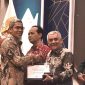 Sekda Wonosobo, One Andang Wardoyo saat menerima penghargaan pada Malam Penganugerahan Keterbukaan Informasi Badan Publik 2024 Provinsi Jawa Tengah, di Patra Semarang Hotel & Convention, Senin (10/12/2024).