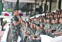 Wakil Kepala Staf Angkatan Darat (Wakasad), Letnan Jenderal TNI Tandyo Budi Revita menyampaikan pengarahan kepada Perwira Organik Akademi Militer (Akmil) dan para Pengasuh Resimen Taruna Akmil di Tribun Lapangan Sapta Marga, Selasa (10/12/24).