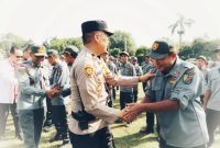 Wakapolres Pekalongan Kota, Kompol Pujiono menyalami personil Satuan Perlindungan Masyarakat (Satlinmas) yang telah selesai bertugas selama berlangsungnya tahapan Pilkada