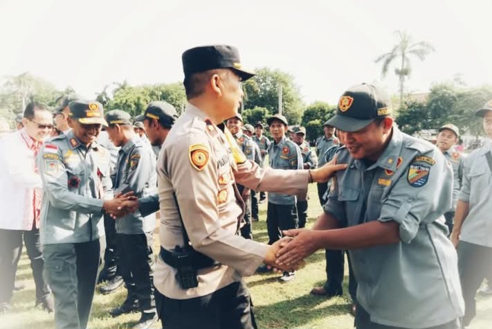 Wakapolres Pekalongan Kota, Kompol Pujiono menyalami personil Satuan Perlindungan Masyarakat (Satlinmas) yang telah selesai bertugas selama berlangsungnya tahapan Pilkada