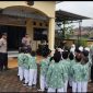 Anggota Polsek Selomerto, AIPDA Agung Ari Fianto dan BRIPKA Untung sedang menyambut para siswa RA Masyitoh Al Munawaroh, Kamis (12/12/24).