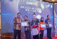 Analis Data dan Informasi BNNP Jateng, Dela Sulistiyawan Yunior (kiri) mewakili Kepala BNNP Jateng, Brigjen Pol Dr. H. Agus Rohmat menerima penghargaan Anugerah Mitra Kerja Implementasi Kampus Merdeka Mandiri dari LLDikti Wilayah VI, Dr. Bhimo Widyo Andoko di Hotel Patra Jasa Semarang, Kamis (12/12/24).