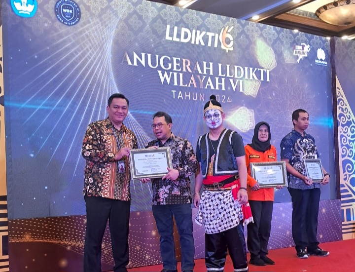 Analis Data dan Informasi BNNP Jateng, Dela Sulistiyawan Yunior (kiri) mewakili Kepala BNNP Jateng, Brigjen Pol Dr. H. Agus Rohmat menerima penghargaan Anugerah Mitra Kerja Implementasi Kampus Merdeka Mandiri dari LLDikti Wilayah VI, Dr. Bhimo Widyo Andoko di Hotel Patra Jasa Semarang, Kamis (12/12/24).