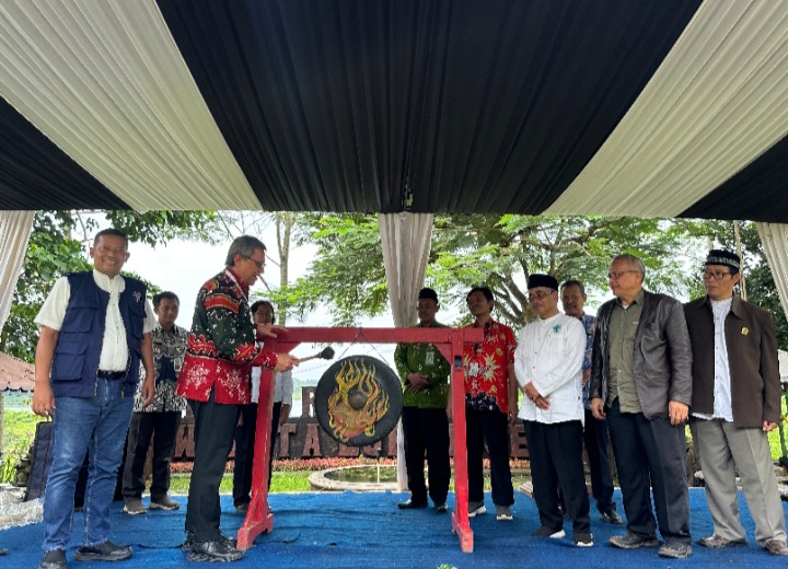 Asisten Administrasi Umum Setda Wonosobo, dr. Mohammad Riyatno melaunching Desa Halal dan Aman Pangan di Desa Erorejo, Kecamatan Wadaslintang, Kamis (12/12/2024).
