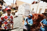 Wali Kota Pekalongan, HA Afzan Arslan Djunaid, saat meninjau lokasi Penataan kawasan Kampung Bugisan, Kelurahan Panjang Wetan, Kecamatan Pekalongan Utara, Kota Pekalongan, Rabu (11/12/24).