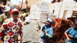 Wali Kota Pekalongan, HA Afzan Arslan Djunaid, saat meninjau lokasi Penataan kawasan Kampung Bugisan, Kelurahan Panjang Wetan, Kecamatan Pekalongan Utara, Kota Pekalongan, Rabu (11/12/24).