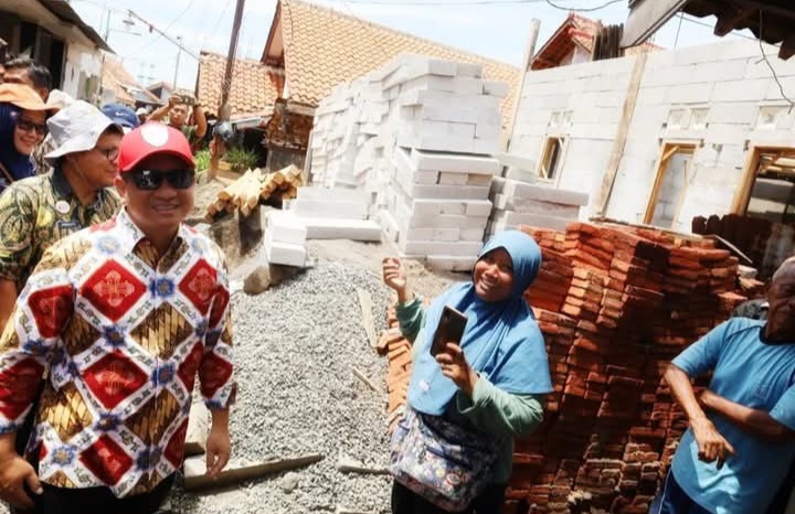 Wali Kota Pekalongan, HA Afzan Arslan Djunaid, saat meninjau lokasi Penataan kawasan Kampung Bugisan, Kelurahan Panjang Wetan, Kecamatan Pekalongan Utara, Kota Pekalongan, Rabu (11/12/24).