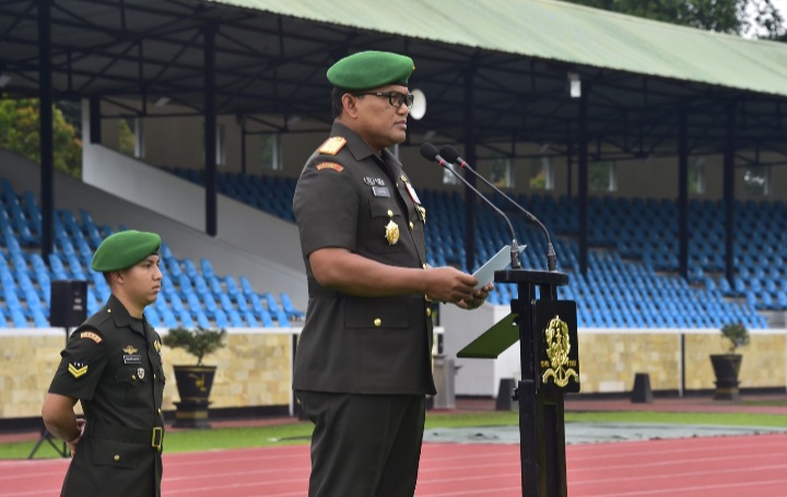 Wakil Gubernur Akmil, Brigjen TNI Sapto Widhi Nugroho membacakan amanat Kepala Staf Angkatan Darat, dalam peringatan Hari Juang TNI AD Tahun 2024 di Lapangan Sapta Marga, Minggu (15/12/24).