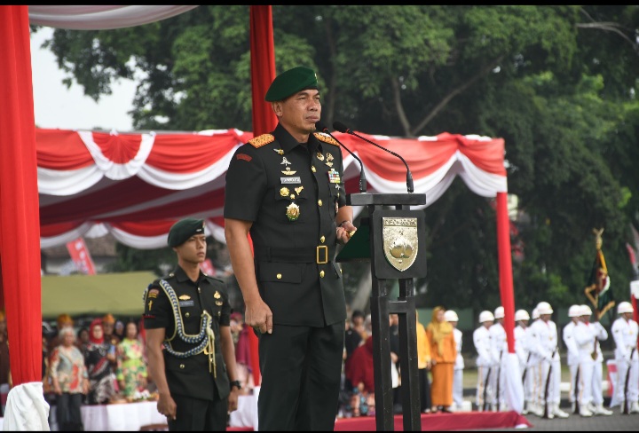 Pangdam IV/Diponegoro, Mayjen TNI Deddy Suryadi memimpin Puncak peringatan Hari Juang TNI AD ke-79 dalam Parade pasukan yang digelar di Lapangan Pangsar Jenderal Besar Soedirman, Ambarawa, Minggu (15/12/2024).