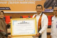 Rektor Unimma Dr. Lilik Andriyani, SE., M.Si (kiri) dan Kepala BNNP Jawa Tengah, Brigjen Pol. Dr. H. Agus Rohmat (tengah) usai kuliah umum dan deklarasi Kampus Bersinar di Universitas Muhammadiyah Magelang (UNIMMA), Senin (16/12/ 2024).