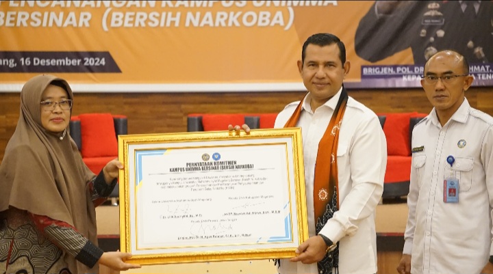 Rektor Unimma Dr. Lilik Andriyani, SE., M.Si (kiri) dan Kepala BNNP Jawa Tengah, Brigjen Pol. Dr. H. Agus Rohmat (tengah) usai kuliah umum dan deklarasi Kampus Bersinar di Universitas Muhammadiyah Magelang (UNIMMA), Senin (16/12/ 2024).