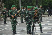Danrem 073/Makutarama, Kolonel Inf Ari Prasetya mewakili Pangdam IV/Diponegoro menyerahkan Simbol Yuddha Wastu Pramukha Jaya kepada para Prajurit pasukan Pleton Beranting (Tonting) di Alun-Alun Kabupaten Blora, Senin (16/12/2024). 
