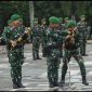 Danrem 073/Makutarama, Kolonel Inf Ari Prasetya mewakili Pangdam IV/Diponegoro menyerahkan Simbol Yuddha Wastu Pramukha Jaya kepada para Prajurit pasukan Pleton Beranting (Tonting) di Alun-Alun Kabupaten Blora, Senin (16/12/2024). 