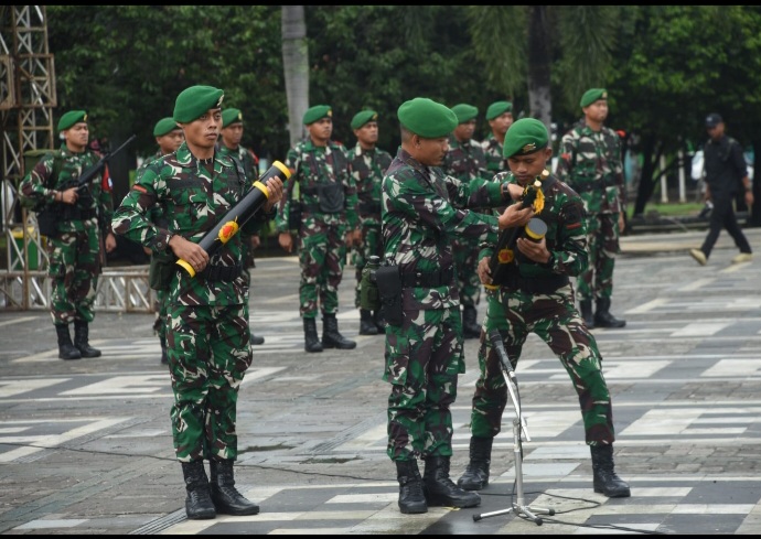 Danrem 073/Makutarama, Kolonel Inf Ari Prasetya mewakili Pangdam IV/Diponegoro menyerahkan Simbol Yuddha Wastu Pramukha Jaya kepada para Prajurit pasukan Pleton Beranting (Tonting) di Alun-Alun Kabupaten Blora, Senin (16/12/2024). 