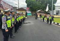 Kasat Lantas Polres Wonosobo, AKP Edy Nugroho melakukan pengecekan kelengkapan perorangan anggota Satlantas Polres Wonosobo, di halaman Mapolres Wonosobo, Selasa (17/12/2024).