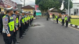 Kasat Lantas Polres Wonosobo, AKP Edy Nugroho melakukan pengecekan kelengkapan perorangan anggota Satlantas Polres Wonosobo, di halaman Mapolres Wonosobo, Selasa (17/12/2024).